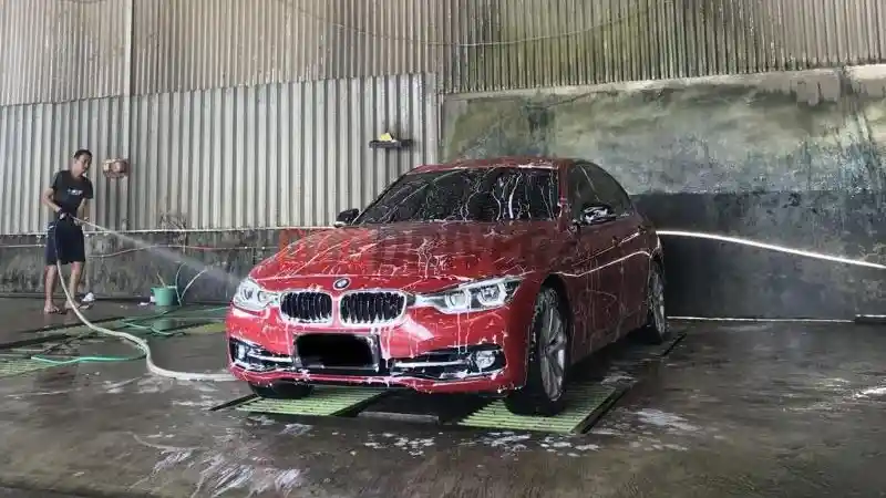 Foto - Mencuci Mesin Mobil Boleh Saja, Asalkan...