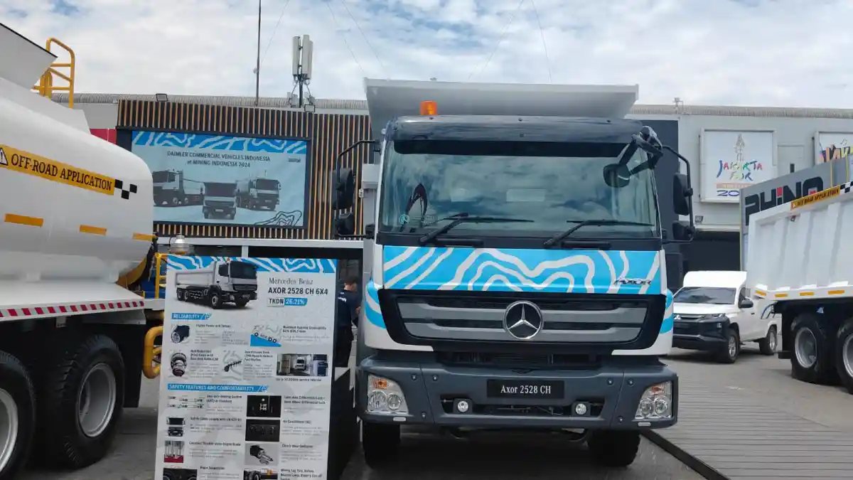 Foto - Tengok Deretan Truk Mercedes-Benz di Area Tambang