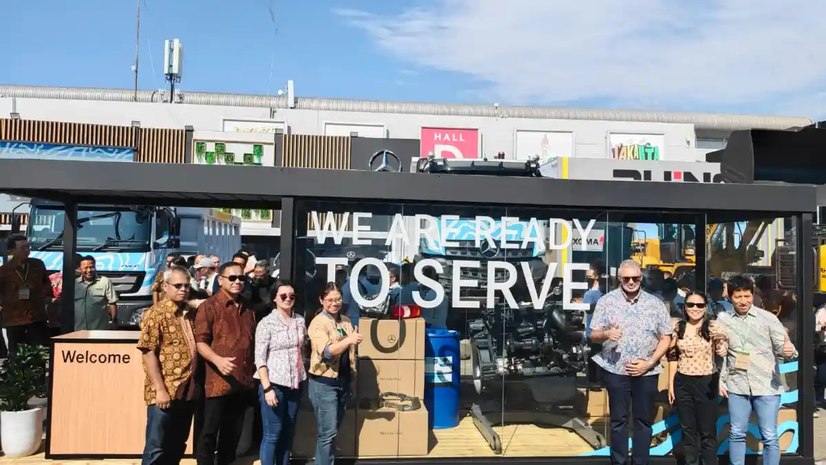 Foto - Tengok Deretan Truk Mercedes-Benz di Area Tambang