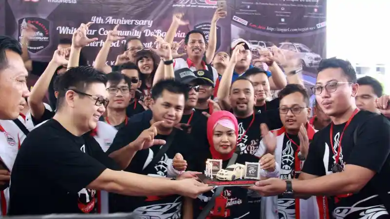 Foto - Komunitas Mobil Khusus Warna Putih Tunjuk Ketua Baru