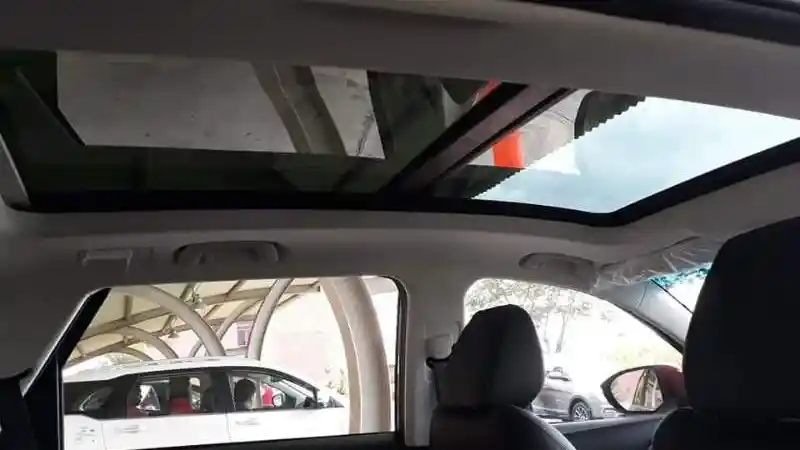 Foto - Komparasi Wuling Almaz VS Honda HR-V E CVT