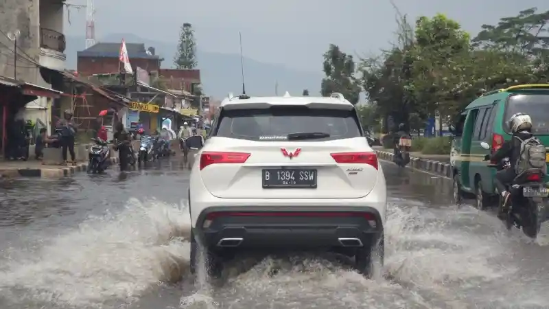Foto - Persiapan Musim Hujan, Cek Ban Anda dari Sekarang