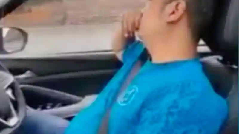 Foto - Pengemudi Wuling Almaz Tidur Dan Makan Di Tol Dengan Fitur Radar, Ini Kata Pakar Safety Driving 