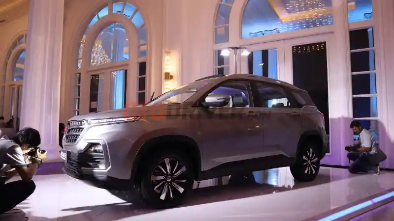 Foto - Harga Wuling Almaz Kemahalan?