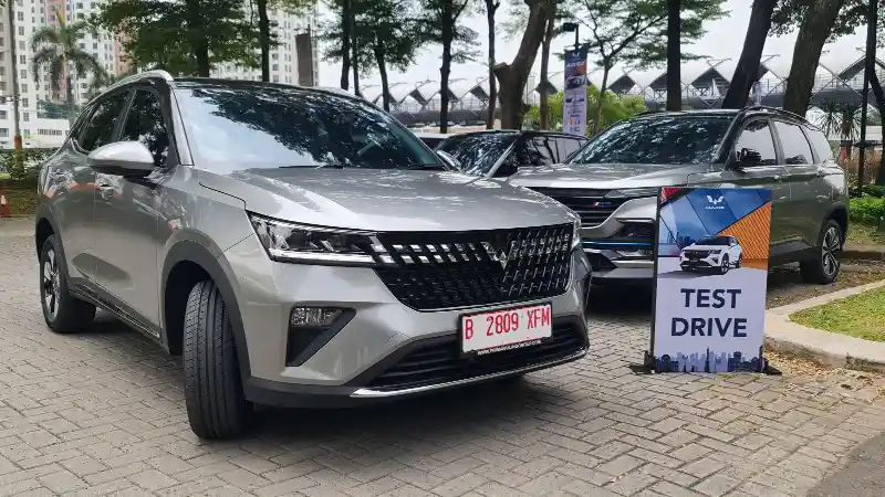 Foto - Wuling Alvez Hadang Rival di Tangerang