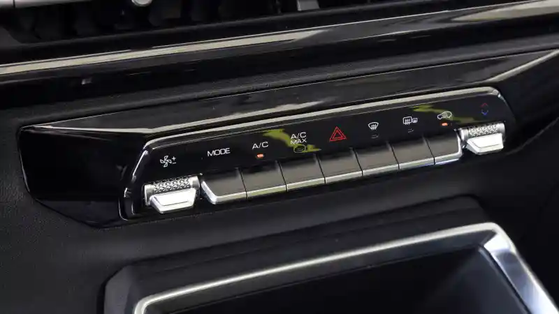 Foto - Segera Muncul di Indonesia, Wuling Alvez Perlihatkan Detail Interiornya di Tiongkok