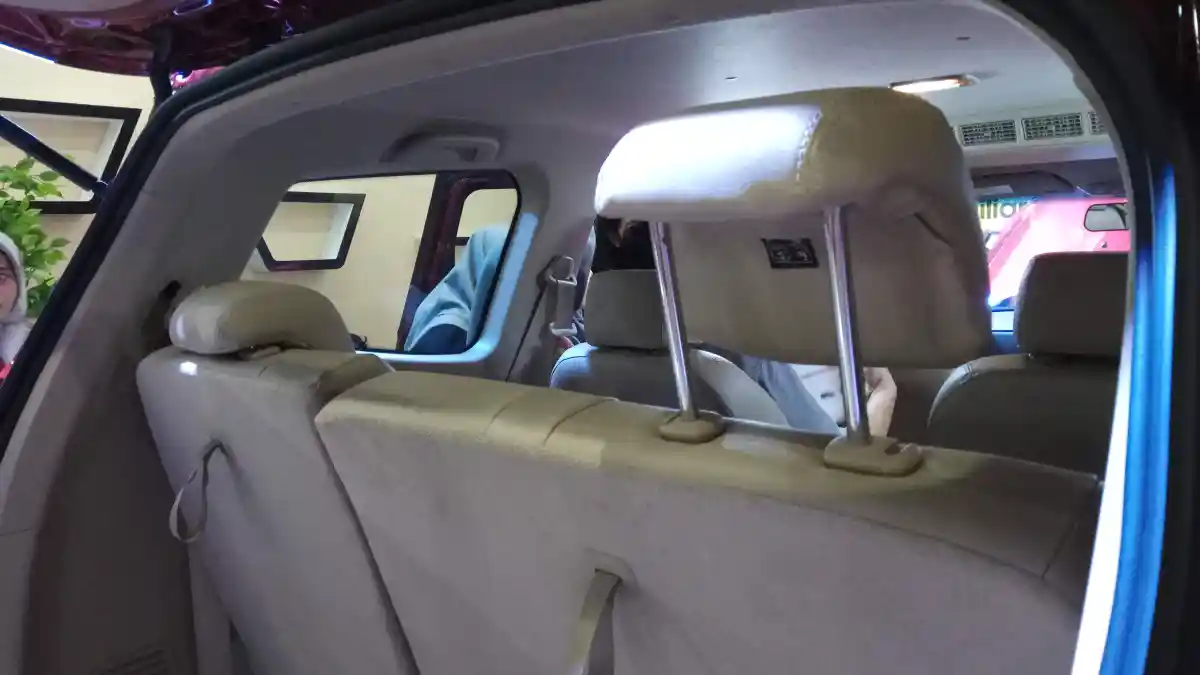 Foto - Mencoba Duduk di Bangku Baris Ketiga Wuling Confero S. Dapat Apa Saja?