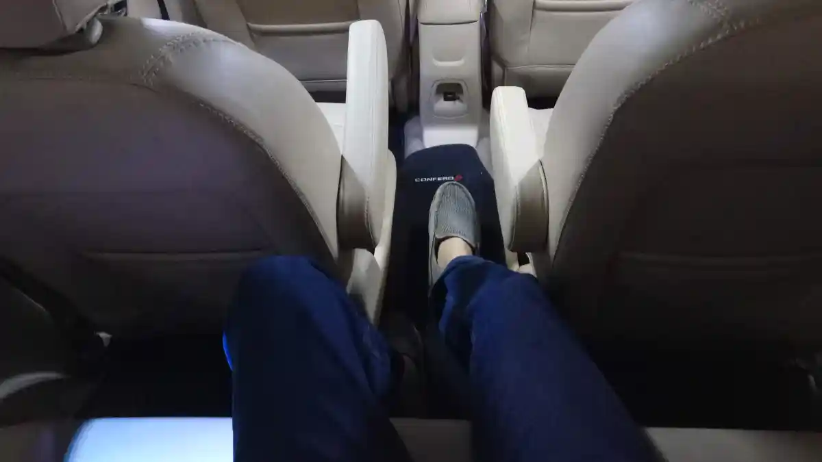 Foto - Mencoba Duduk di Bangku Baris Ketiga Wuling Confero S. Dapat Apa Saja?