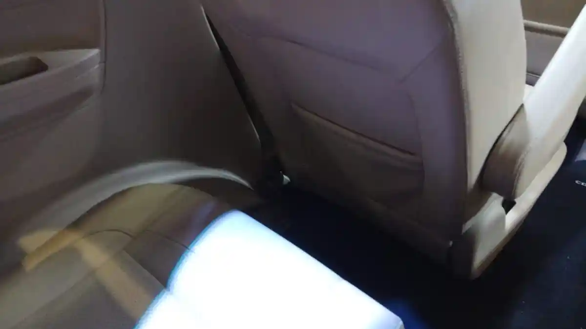 Foto - Mencoba Duduk di Bangku Baris Ketiga Wuling Confero S. Dapat Apa Saja?