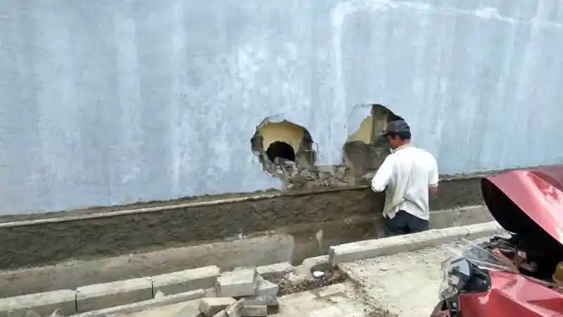 Foto - Sebuah Wuling Confero Menghantam Tembok, Begini Jadinya (5 Foto)