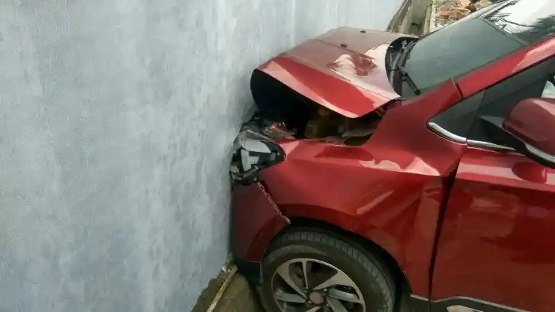 Foto - Sebuah Wuling Confero Menghantam Tembok, Begini Jadinya (5 Foto)