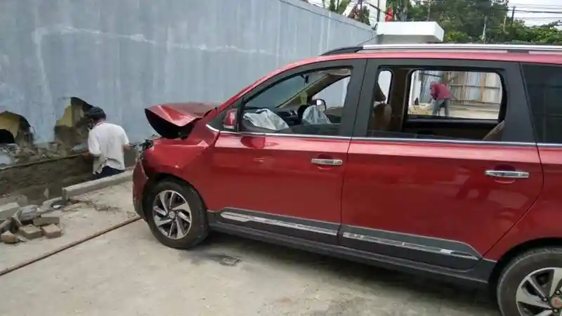 Foto - Sebuah Wuling Confero Menghantam Tembok, Begini Jadinya (5 Foto)