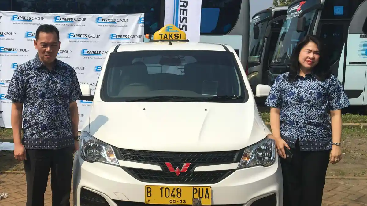 Berita - Taksi Wuling Confero "Express" Pesaing Toyota Avanza "Blue Bird"