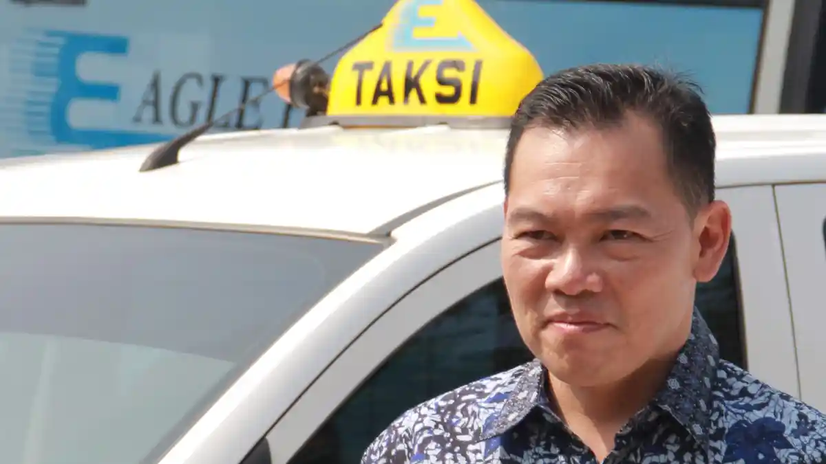 Foto - Taksi Wuling Confero "Express" Pesaing Toyota Avanza "Blue Bird"