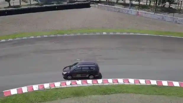 Foto - Catatan Penyiksaan Wuling Cortez 1.5 di Sentul (Bagian 1)