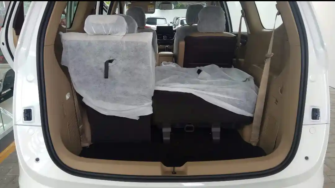 Foto - Ada Apa Saja di Bangku Paling Belakang Wuling Cortez? (10 Foto)