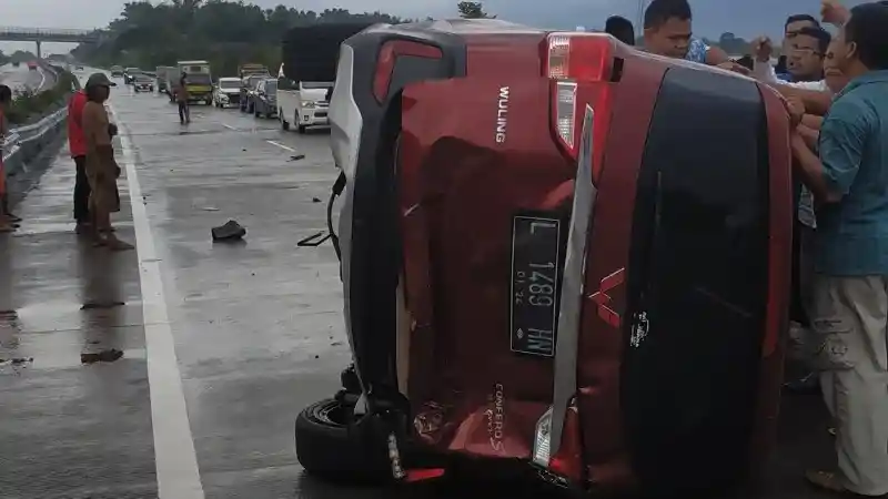 Berita - Wuling Confero Terguling di Tol, Ini Kata Pakar