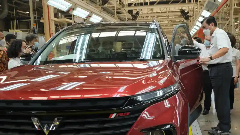 Berita - Tiga Menteri Jokowi Kunjungi Wuling. Kode Keras Era Mobil Listrik Indonesia