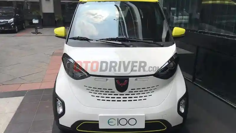 Foto - Sama-sama Mungil, Ini Perbedaan Mobil Listrik Wuling E100 dan E200