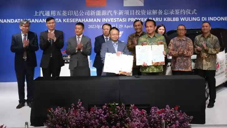Foto - Wuling Teken MoU Investasi Proyek Baru dalam Ekosistem Mobil Listrik 