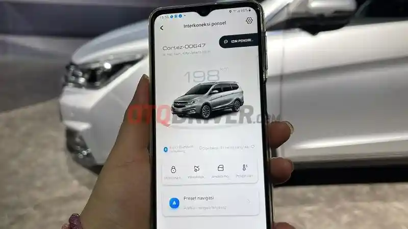 Foto - Logo Silver Tandai Wuling Cortez Naik Kelas Jadi Smart MPV