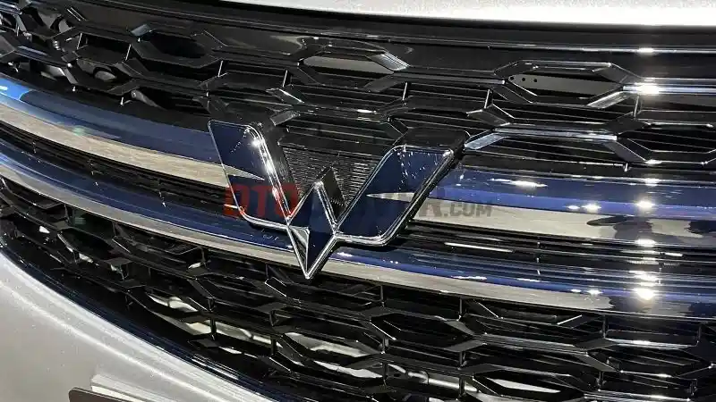 Foto - Logo Silver Tandai Wuling Cortez Naik Kelas Jadi Smart MPV
