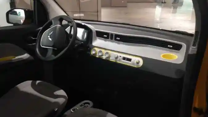Foto - Wuling Mini EV Nongol Di Wuling Centre. Kode Keras Masuk Indonesia.