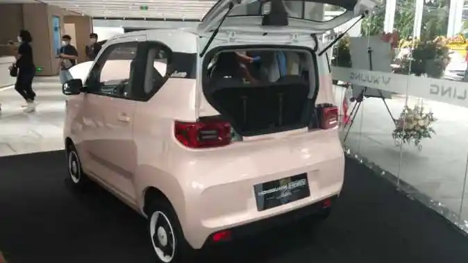 Foto - Wuling Mini EV Nongol Di Wuling Centre. Kode Keras Masuk Indonesia.