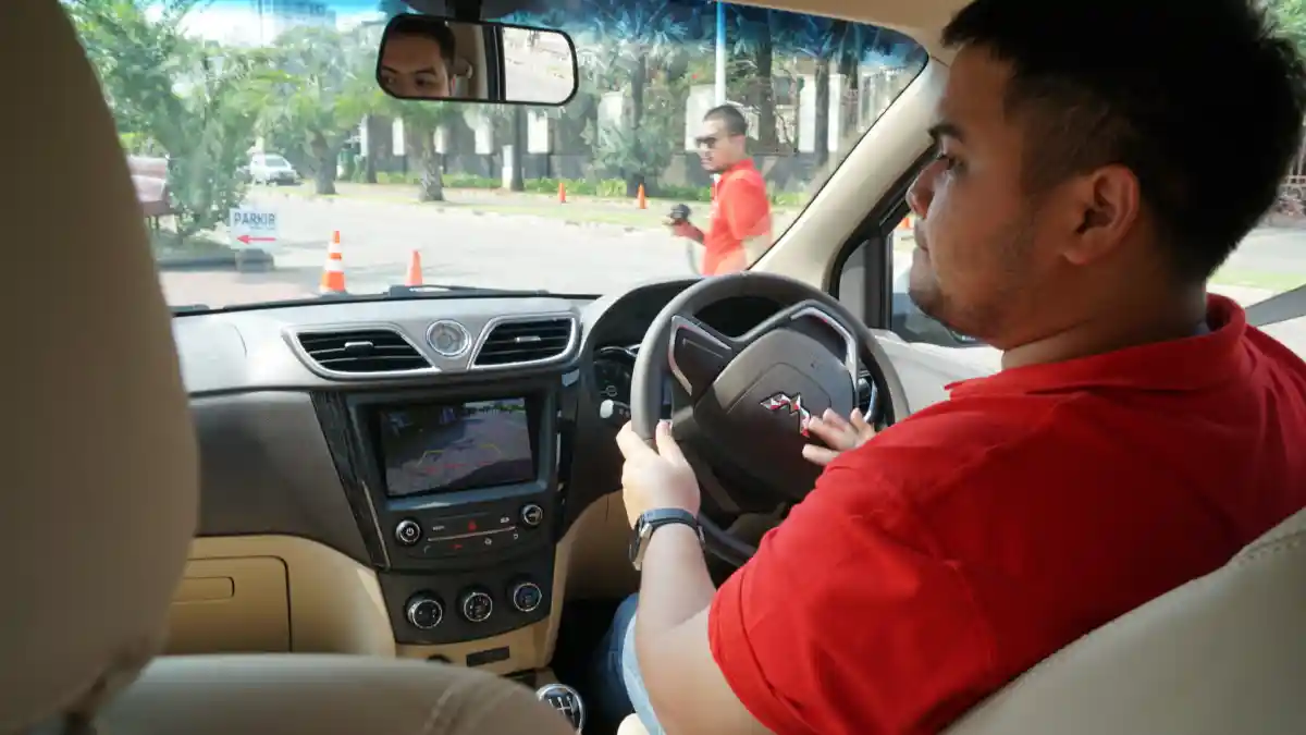 Foto - FIRST DRIVE: Wuling Confero S 1.5L