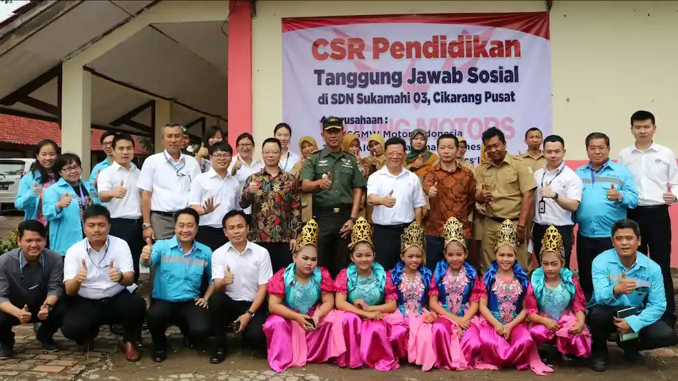 Foto - Tanggung Jawab Sosial, Wuling Bantu SD di Cikarang