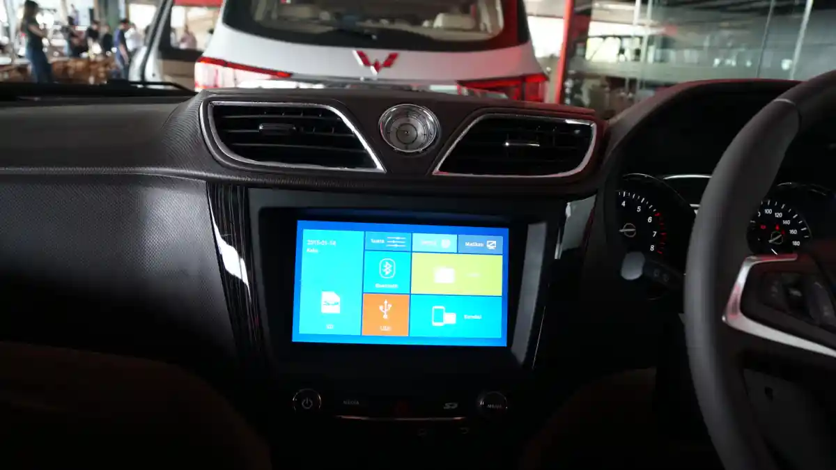 Foto - FIRST DRIVE: Wuling Confero S 1.5L