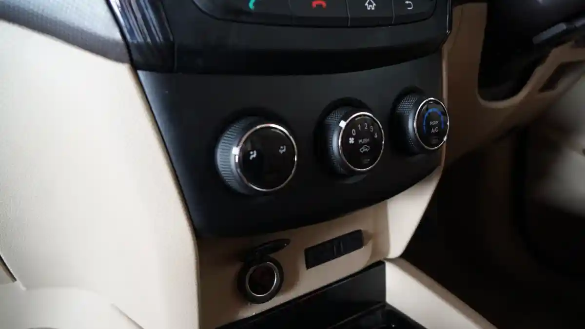 Foto - FIRST DRIVE: Wuling Confero S 1.5L