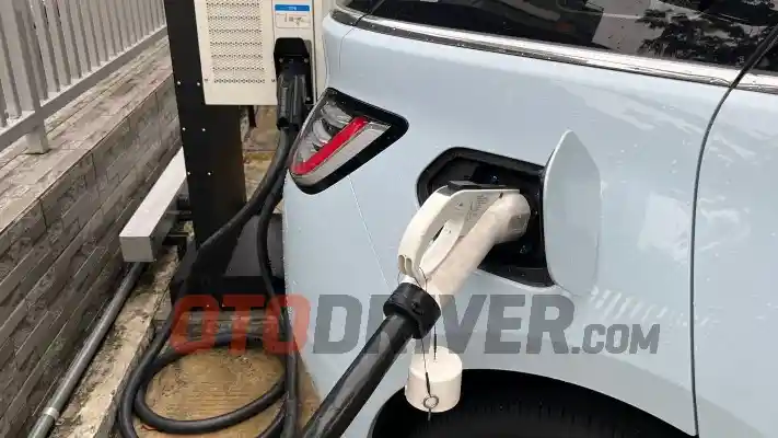 Foto - Menjajal DC Fast Charging GB/T Milik Wuling Yang Hanya Ada 6 Titik Di Indonesia Saat Ini