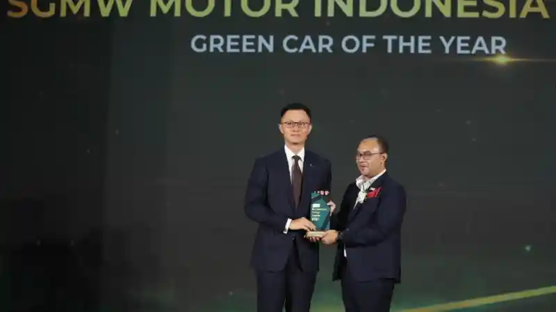 Foto - Wuling ABC Stories Terima Penghargaan Green Car of The Year