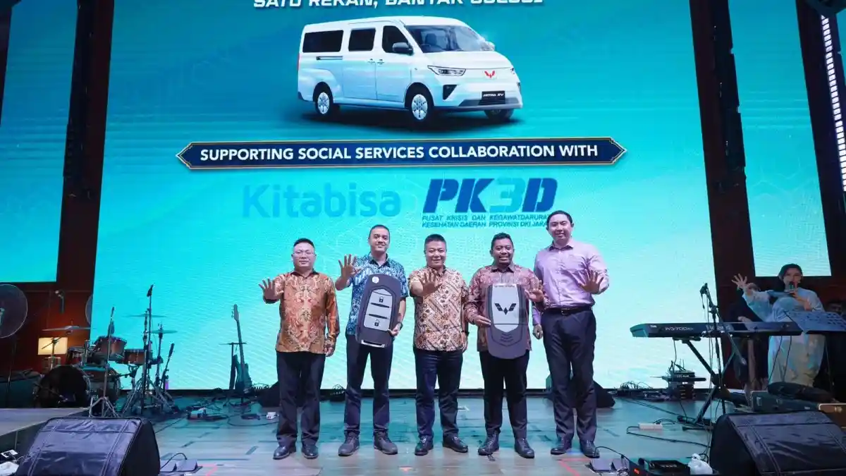 Foto - Wuling Sumbang Mitra EV Untuk Ambulans Di DKI Jakarta