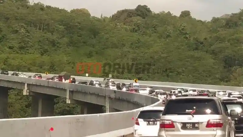 Foto - Mudik in Style 2019: Belasan Jam Dengan Almaz dari Jakarta Sampai Kampung Halaman