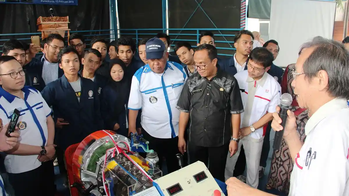 Berita - Hino Donasikan Alat Peraga Transmisi dan Pompa Injeksi Bahan Bakar ke STT Wastukancana Purwakarta