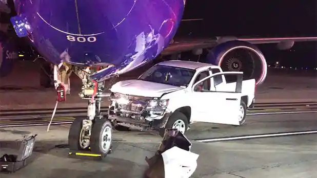 Foto - Pick Up Tabrak Pesawat Southwest Airlines Saat Baru Mendarat, Penumpang Panik