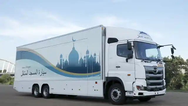 Foto - Truk Hino500 Ini Disulap Jadi Masjid Berjalan untuk Sambut Olimpiade Musim Panas 2020