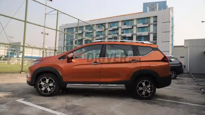 Foto - Komparasi Spesifikasi Xpander Cross VS Toyota Rush