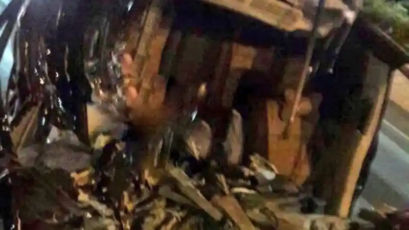 Foto - Sebuah Mitsubishi Xpander Kecelakaan Hebat di Tol, Korban Tewas