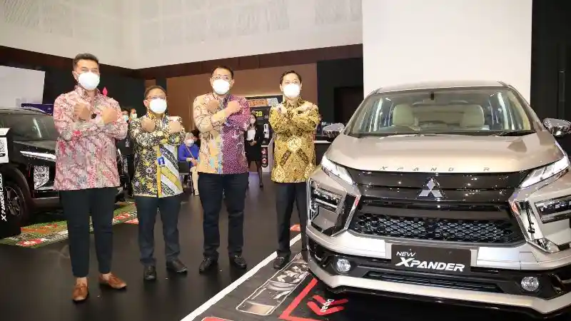 Foto - Daftar Harga LMPV Terbaru (April 2023)