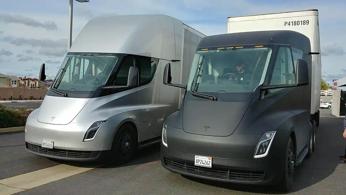 Truk - Elon Musk Rilis Kabar Terbaru Truk Listrik Tesla, Sekali Isi Baterai Bisa Tempuh Jarak 600 Mil! 