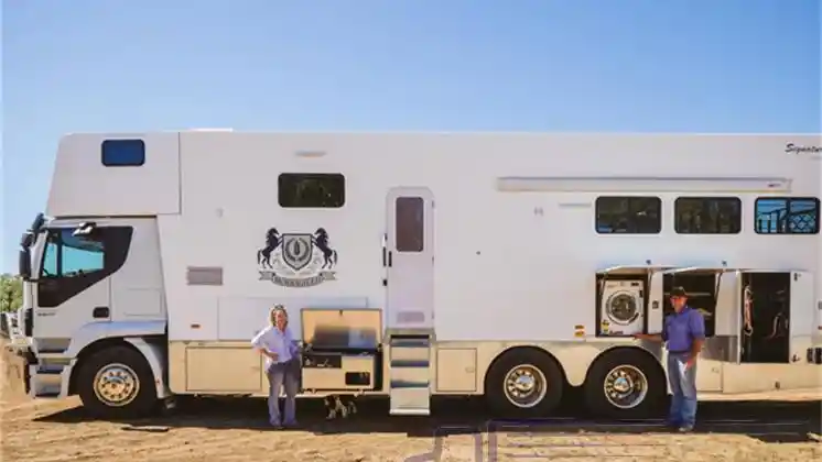 Foto - Pria Australia Ini Sulap Truk Iveco Stralis ATi Jadi Motorhome Lengkap dengan Kandang Kudanya!