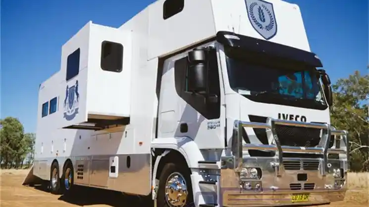 Foto - Pria Australia Ini Sulap Truk Iveco Stralis ATi Jadi Motorhome Lengkap dengan Kandang Kudanya!