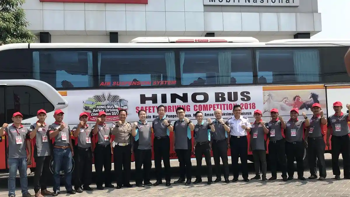 Foto - Hino Gelar Kompetisi Mengemudi Aman untuk Sopir Bus di Surabaya