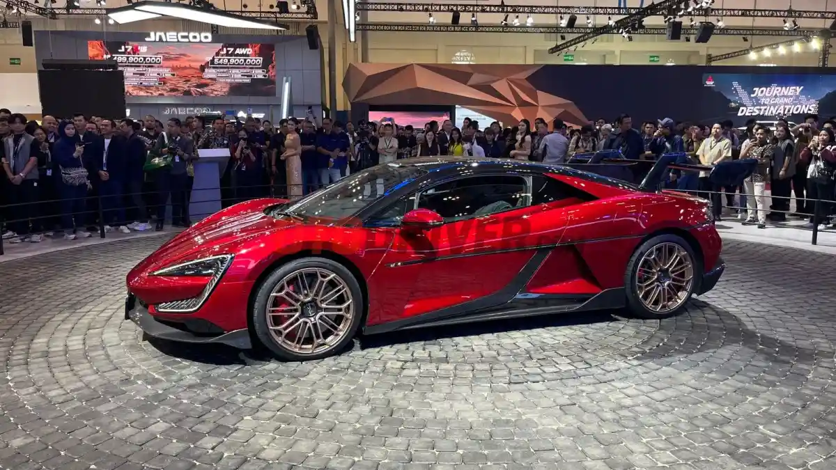 Foto - Booth BYD-Denza Goda Pengunjung GIIAS Dengan Atraksi Yangwang U9 Yang Bisa Joget Dan Melompat