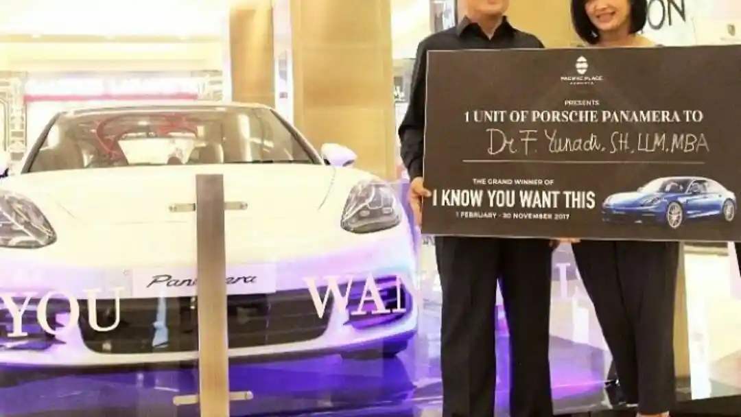 Foto - Mantan Pengacara Setya Novanto Dapat Hadiah Porsche Panamera!