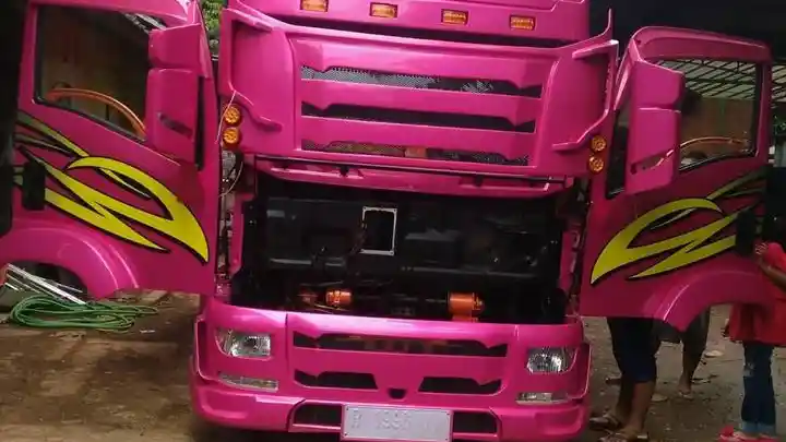 Foto - Modifikasi Truk Bak Kayu Isuzu NMR 71: Bumper Ceper, Tampilan Jadi Gahar Ala Truk Eropa