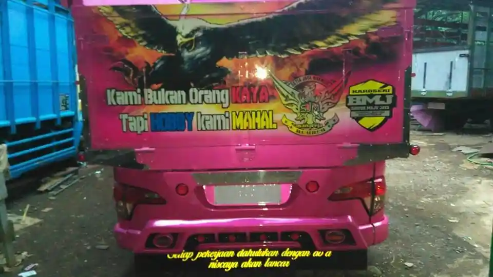 Foto - Modifikasi Truk Bak Kayu Isuzu NMR 71: Bumper Ceper, Tampilan Jadi Gahar Ala Truk Eropa